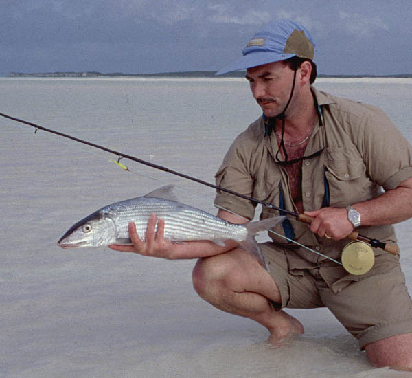 Dieser Bonefish nahm die Fliege in ultra flachem Wasser